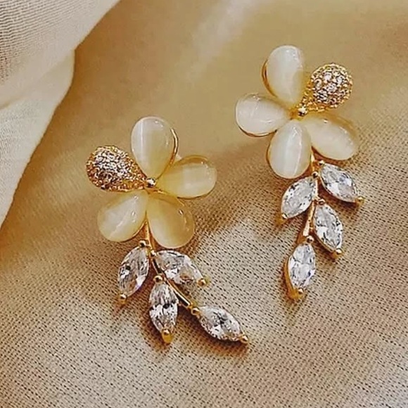 Unbranded Jewelry - Crystal Rhinestone Yellow Flower Leaf Women's Stud Earrings Brand New